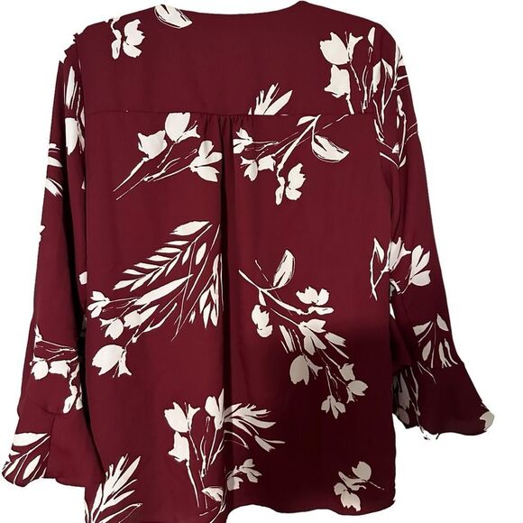 VINCE CAMUTO Women' Maroon Ruffled Pleated Floral Flutter Sleeve V Neck Blouse - Picture 2 of 15